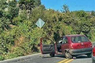 El conductor del  automóvil color vino, perdió el  control y terminó chocando contra un objeto fijo 