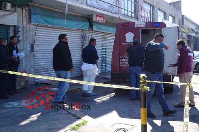 Nadie identificó a la mujer y la Policía Municipal de Toluca resguardó la escena.