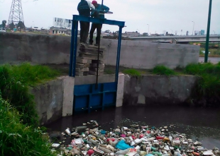 Desazolvan 367 kilómetros de redes de drenaje del Edomex