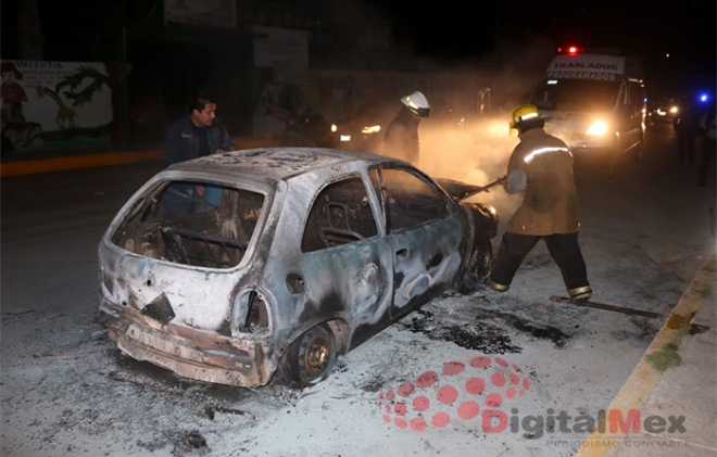 En Xonacatlán: apagan incendio de vehículo a cubetazos