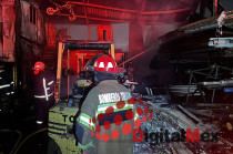 Un incendio registrado durante la noche del jueves provocó la movilización de equipos de emergencia en una recicladora de plásticos.