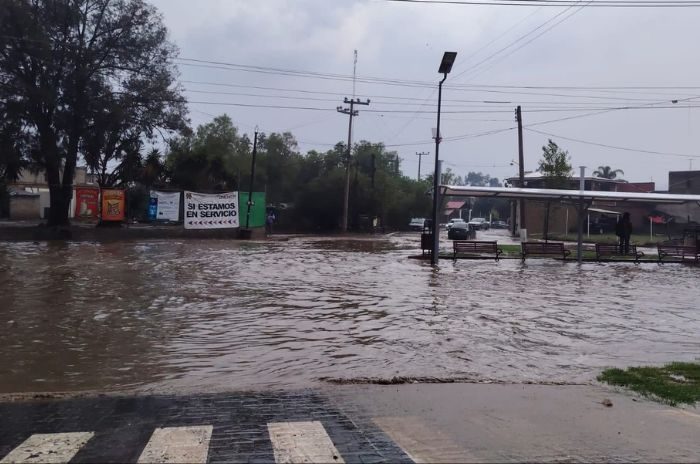 La intensa lluvia registrada este miércoles provocó inundaciones y severos encharcamientos sobre la avenida Tuxpan.