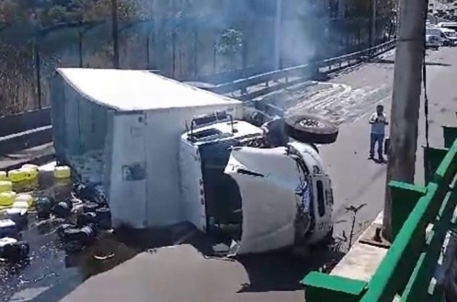 Autoridades y servicios de emergencia acudieron al lugar para realizar las maniobras de retiro y limpieza, las cuales se prolongaron por más de dos horas.