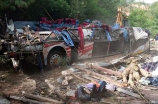 Trágica volcadura de autobús en Oaxaca