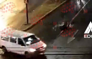 #Video: Motociclista derrapa y es arrollado por una combi en Naucalpan