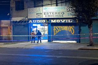 Delincuentes dispararon en contra de la víctima de unos 40 años en el negocio con razón social “Audio Móvil”.