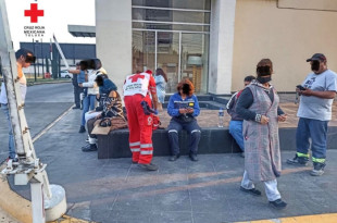 Paramédicos de la Cruz Roja Mexicana brindan atención a pasajeros lesionados tras el accidente del autobús
