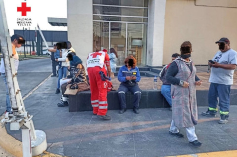 Paramédicos de la Cruz Roja Mexicana brindan atención a pasajeros lesionados tras el accidente del autobús