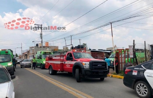 Rescatan a tres trabajadores atrapados en una pipa en Toluca