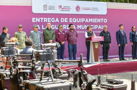 La gobernadora Delfina Gómez Álvarez encabezó el banderazo de salida a 200 patrullas, 50 moto patrullas y seis drones de última generación.