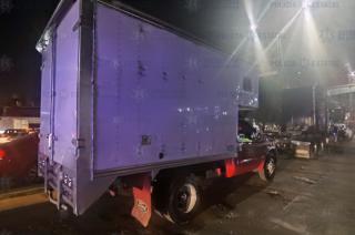 Los oficiales recuperaron 12 toneladas de ropa americana, misma que era traspasada a una camioneta Ford F-350.