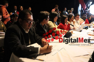 En el Teatro Universitario de Cámara “Esvón Gamaliel”, dentro del edificio de Rectoría (Casa del Estudiante), la mesa de diálogo comenzó a las 10:30 horas.