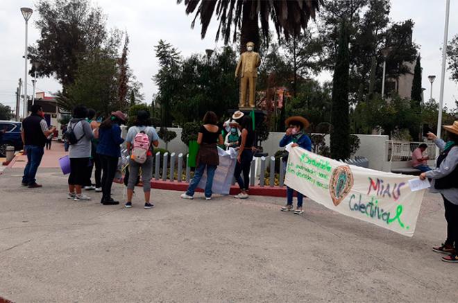 Un grupo de mujeres de Colectiva Feminista de Tecámac marchó este viernes del Deportivo Sierra Hermosa al Palacio Municipal