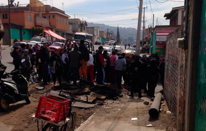 Golpean y detienen a vecinos por oponerse a obra en La Paz
