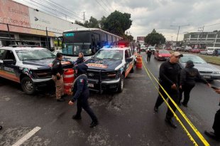 El mototaxi quedó enganchado al autobús tras el accidente ocurrido en vía Morelos, Ecatepec.