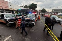 El mototaxi quedó enganchado al autobús tras el accidente ocurrido en vía Morelos, Ecatepec.