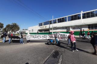 Trabajadores del ayuntamiento instalaron una carpa para resguardarse del frío y realizaron una fogata durante la madrugada.