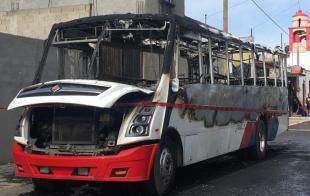 El incidente se reportó minutos antes de las 10 de la mañana por vecinos que indicaron que el camión se quemaba sin control.