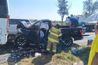 Choque entre camioneta y autobús en la Peñón-Texcoco
