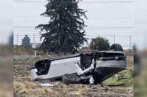 El accidente ocurrió en una curva cercana al entronque con Bulevar Aeropuerto, cuando la unidad perdió el control y terminó con las llantas hacia arriba.