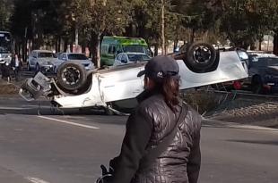 Testigos indican que se vio involucrado un vehículo pesado que golpeó la camioneta, haciéndola volcar.