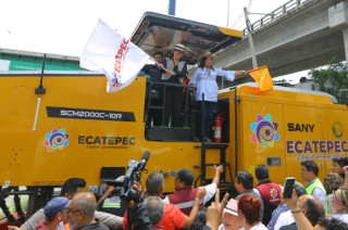 Azucena Cisneros Coss supervisa el arranque del tren de repavimentación en Altavilla