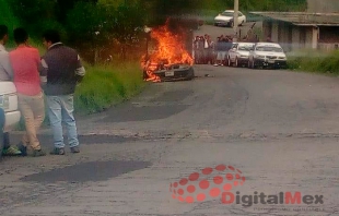 Pobladores enfurecidos queman vehículo de presuntos asaltantes en Lerma