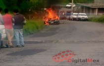 Pobladores enfurecidos queman vehículo de presuntos asaltantes en Lerma