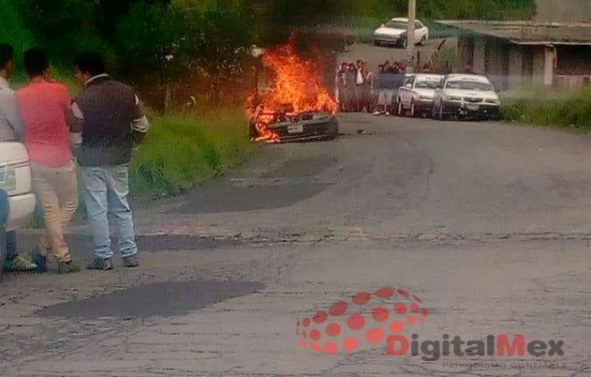 Pobladores enfurecidos queman vehículo de presuntos asaltantes en Lerma