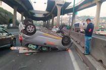 El conductor habría perdido el control y al volcar quedó con las llantas arriba.