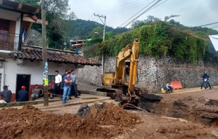 Aparece tremendo socavón en centro de Valle de Bravo