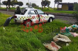 Chocan taxi contra camioneta en la Toluca-Palmillas