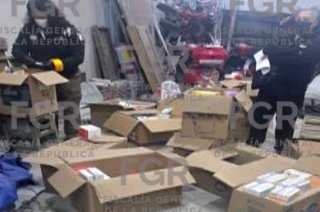 La FGR cateó dos inmuebles en Valle de Chalco, donde aseguró 200 cajas de medicamento, un arma de fuego, cartuchos, sustancias y un vehículo de alta gama.