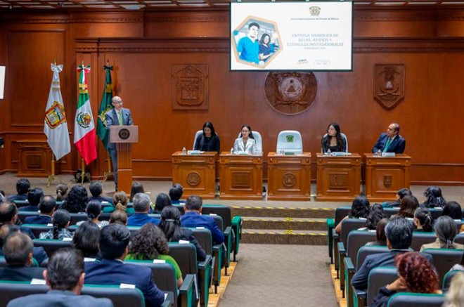 #Video: Incrementa #UAEMéx 40% los apoyos a estudiantes y entrega 16 mil becas