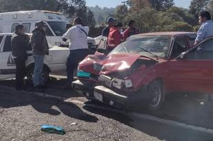 El choque ocurrió la mañana de este lunes en la carretera Toluca-Zitácuaro, a la altura del sitio conocido como &quot;El Momento&quot;.