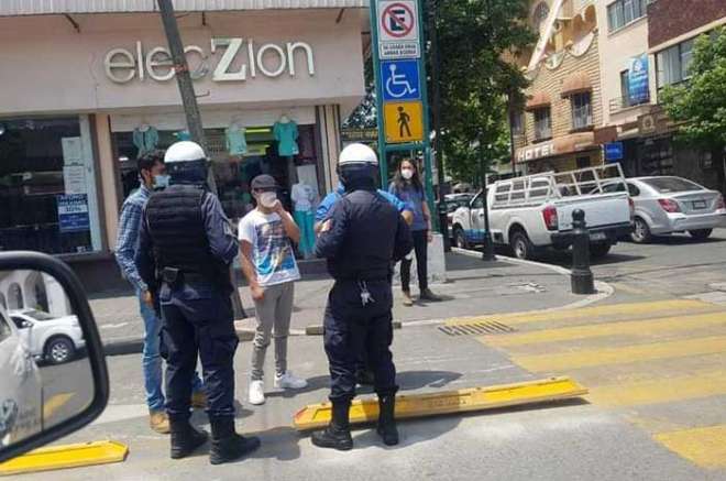 Dos jóvenes fueron sorprendidos desprendiendo la delimitación de las ciclovías de Vicente Villa