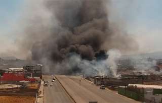 Quema de pastizal no controlada provoca incendio de taller de autos en #Zinacantepec