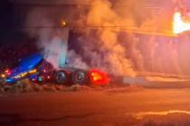 Vecinos intentaron sofocar las llamas a cubetadas, mientras llegaban elementos del cuerpo de Bomberos y de Protección Civil de Toluca.