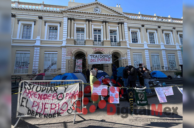 Estudiantes desplegaron pancartas y leyeron un “contrainforme” frente a rectoría durante el informe anual de la rectora de la UAEMéx.