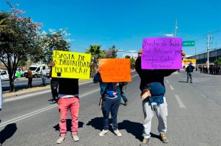 Los inconformes portaron cartulinas y afectaron a los usuarios del Mexibús.