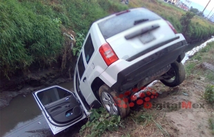 #SanMateoAtenco: Hombre ebrio cae con coche a zanja en Las Torres