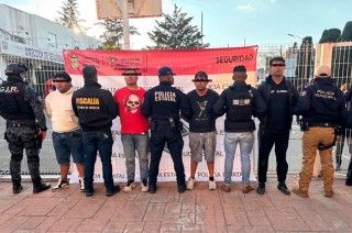 La mujer fue atacada a balazos mientras estaba en su automóvil, frente a un restaurante.