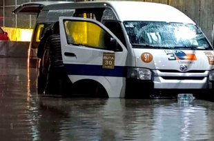 El agua superó los 60 centímetros y la unidad quedó detenida en avenida Recursos Hidráulicos