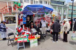 En la capital mexiquense destacan los negocios con venta de productos patrios y el interés de la gente por comprar.