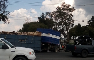 Choca camioneta contra tráiler en la Toluca-Palmillas