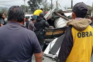 Los hechos se registraron pasado el medio día de este domingo, en el kilómetro 17 de la autopista Naucalpan-Toluca