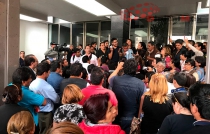 Posponen concierto de Diego Verdaguer; inconformes bloquean el Teatro Morelos