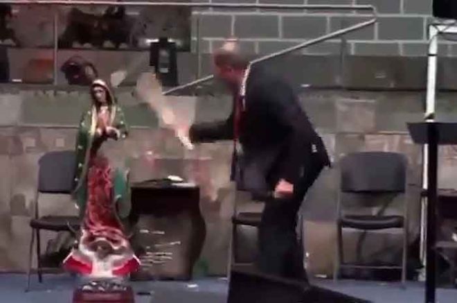 #Video: Pastor destroza imagen de la Virgen de Guadalupe y se vuelve viral