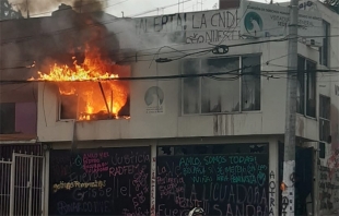 #Video: Feministas incendian la #Codhem en #Ecatepec
