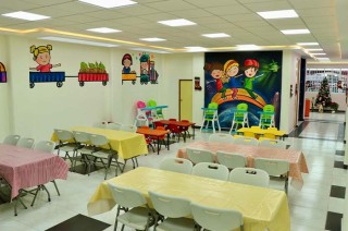 Este centro de asistencia está equipado para atender a 60 menores con servicios como alojamiento, alimentación, atención médica, educación y actividades recreativas.